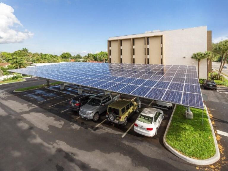 Tettoie per parcheggi con fotovoltaico: caratteristiche e vantaggi