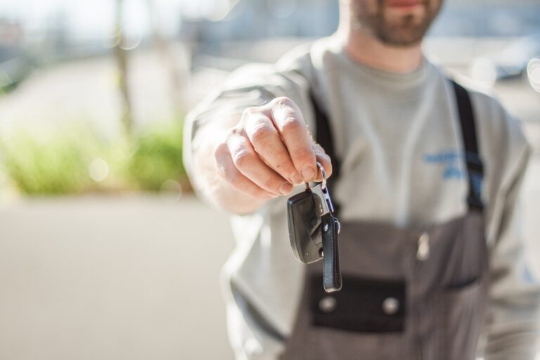 Immatricolazioni di auto in Italia: nell’ultimo anno un calo del -30,9%
